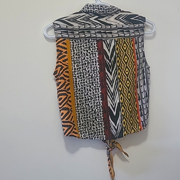 Multicolor Sleeveless Blouse - Picture 2 of 2